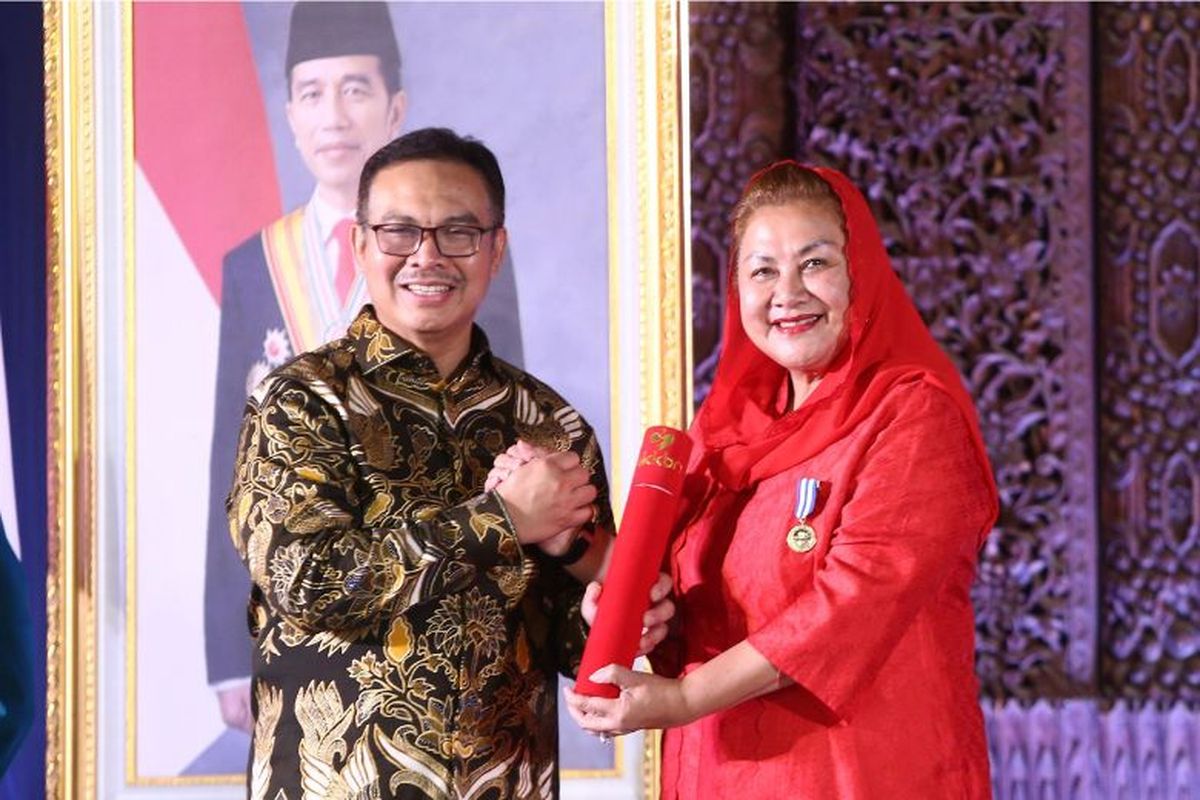 Wali Kota Semarang Hevearita Gunaryanti Rahayu menerima penghargaan Manggala Karya Kencana. 