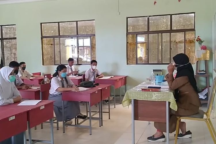 Sekolah Menegah Atas (SMA) Negeri 4 Batam, Kepulauan Riau (Kepri) kembali memberlakukan pembelajaran sistem daring, Rabu (2/2/2022).