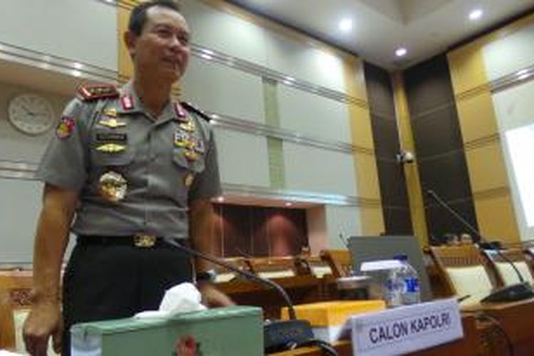 Calon tunggal Kapolri Komisaris Jenderal Sutarman sebelum mengikuti uji kepatutan dan kelayakan di Komisi III DPR, Kamis (17/19/2013).