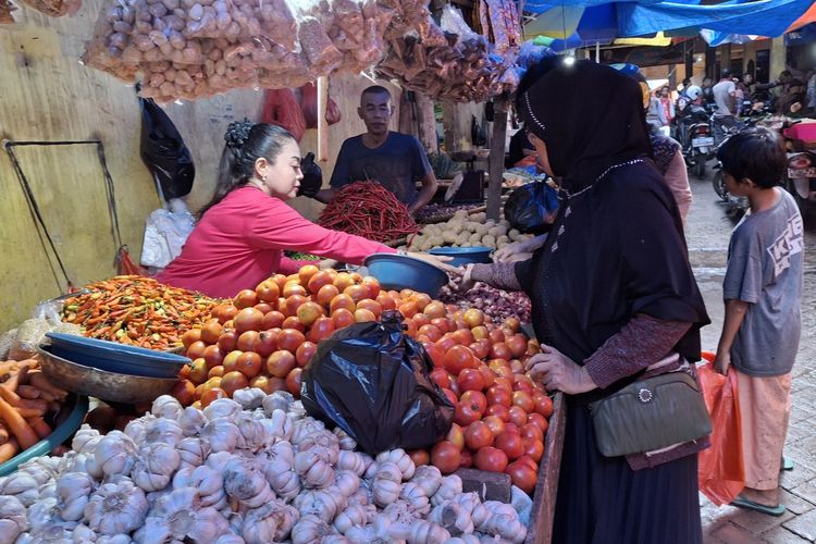 Tak Tega Naikkan Harga, Pedagang di Pasar  Rangkasbitung Pilih Kurangi Penggunaan Plastik