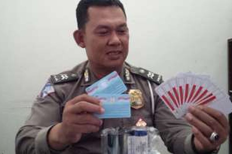  Baur SIM Polres Semarang, Aiptu Supriyanto menunjukkan material SIM yang baru didrop dari Ditlantas Polda Jateng, Rabu (27/7/2016) siang.