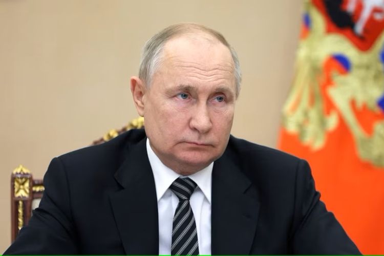 Presiden Rusia Vladimir Putin menghadiri rapat kabinet melalui konferensi video di Moskwa, Rusia, pada 25 Oktober 2023.