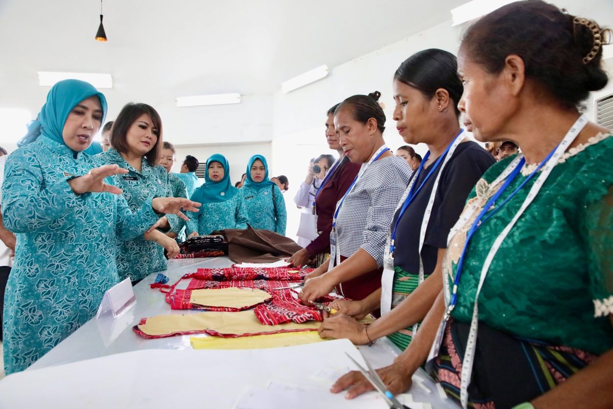 Ketua Umum Tim Penggerak Pemberdayaan dan Kesejahteraan Keluarga (TP PKK) Pusat, Tri Tito Karnavian, dalam kegiatan Pelatihan Peningkatan Kapasitas Sumber Daya Manusia (SDM) bagi pelaku usaha mikro tenun ikat yang difasilitasi Asisten Deputi Potensi Kawasan Perbatasan Darat (Asdep PKPD) BNPP RI, Rabu (15/4/2026).&nbsp;