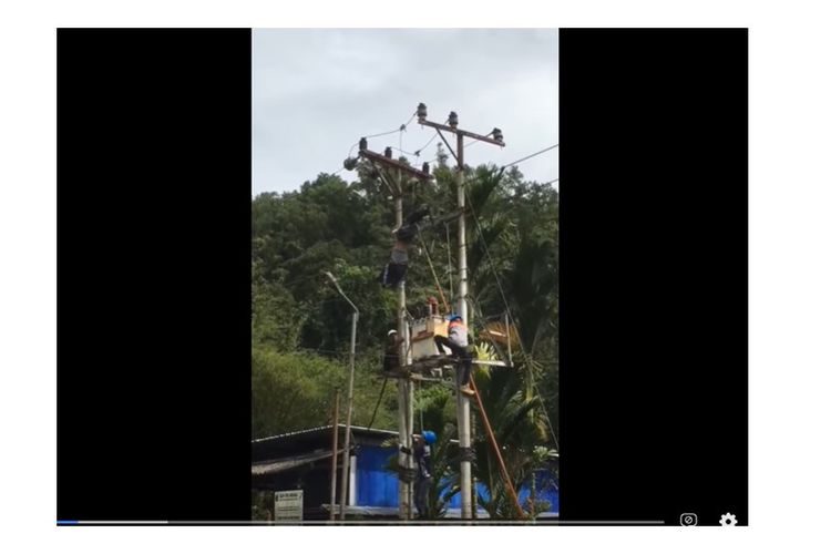 Video petugas PLN di Sorong bergelantung di kabel setelah tersengat listrik