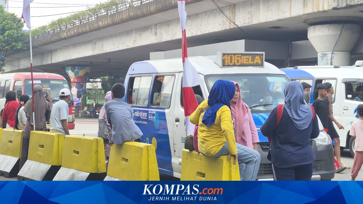 Saat Halte Tak Memadai, Separator Terminal Kampung Melayu Menjelma Jadi Tempat Tunggu Penumpang