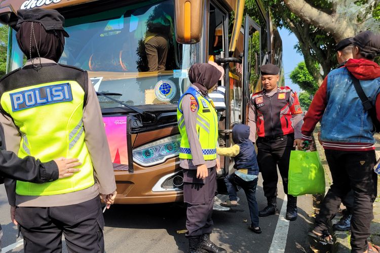 Seorang anak kecil bersama keluarganya ikut program balik gratis Polresta Banyumas, Jawa Tengah, Rabu (26/4/2023).