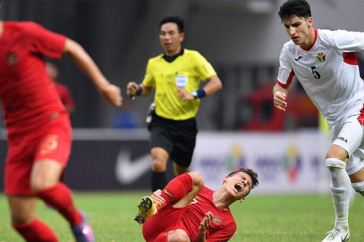 Pesepak bola Timnas Indonesia U19 Egy Maulana Vikri (kedua kanan) mengerang kesakitan usai berbenturan dengan pesepak bola Timnas Yordania U19 Hadi Omar Ahmed (kanan) dalam pertandingan persahabatan di Stadion Wibawa Mukti, Cikarang Timur, Jawa Barat, Sabtu (13/10). Timnas Indonesia U19 menang 3-2. ANTARA FOTO/Sigid Kurniawan/kye/18.