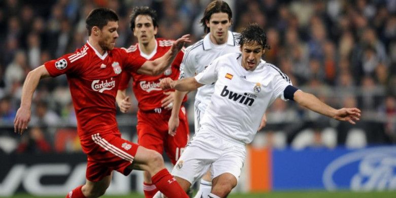 Raul Gonzalez (kanan) berduel dengan Xabi Alonso dalam partai Liga Champions antara Real Madrid kontra Liverpool di Santiago Bernabeu, Madrid, 25 Februari 2009.