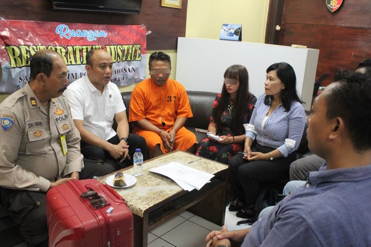 Pelaku (mengenakan baju tahanan) bersama korban didampingi pengacaranya saat melakukan mediasi di di ruang Sat Reskrim Polres Kawasan Bandara I Gusti Ngurah Rai, selasa (17/1/2023)./Dok. Polres Kawasan Bandara Ngurah Rai. 
