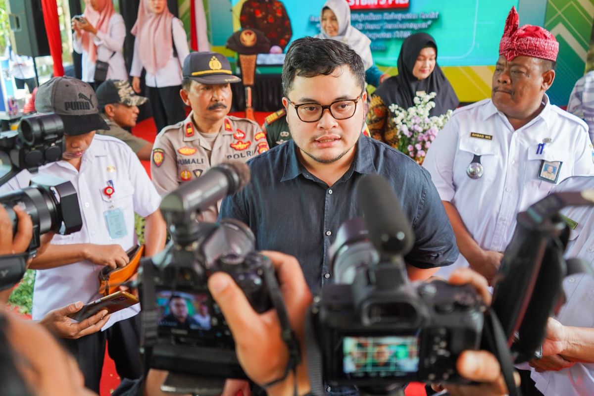 Bupati Kediri Hanindhito Himawan Pramana atau Mas Dhito usai mengikuti acara deklarasi Open Defecation Free (ODF) di Ringinrejo, Kabupaten Kediri, Rabu (21/6/2023). 