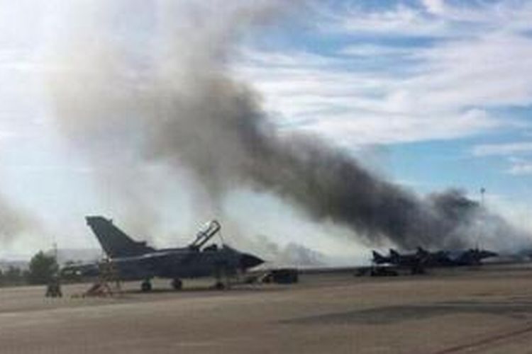 Pesawat tempur F-16 milik militer Yunani jatuh di pangkalan militer NATO di Spanyol, Senin (26/1/2015). Lima pesawat lain ikut rusak ditabrak jet tersebut.