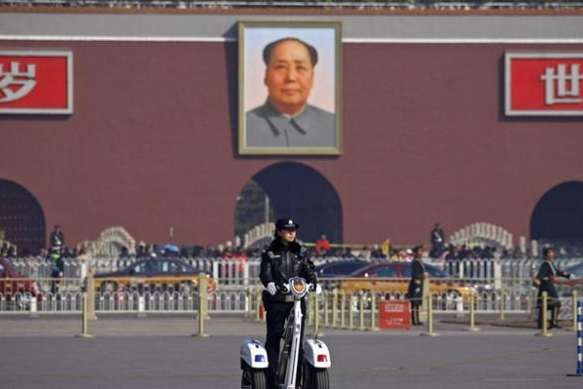 Foto Mao Zedong terpampang seakan mengawasi warga China yang berada di Lapangan Tiananmen.