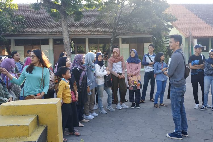 Para peserta Soerakarta Walking Tour mendengarkan paparan dari storyteller, Sabtu (13/7/2019)