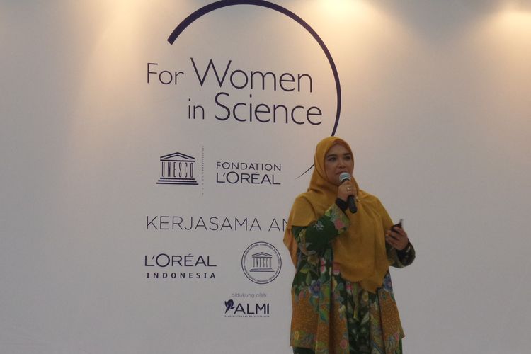 Peneliti dari Lembaga Ilmu Pengetahuan Indonesia (LIPI), Dr. rer. nat. Ayu Safitri Nurinsyah, M.IL., M.Sc menjadi salah satu dari empat ilmuwan perempuan yang meraih penghargaan LOreal-Unesco for Women in Science (FWIS) 2019 di Jakarta, Selasa (26/11/2019).