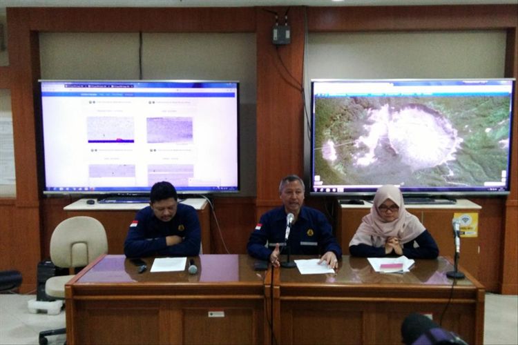 Tim PVBMG saat menjelaskan kondisi terkini Gunung Tangkuban Parahu pasca-erupsi, Jumat (26/7/2019) kemarin. 