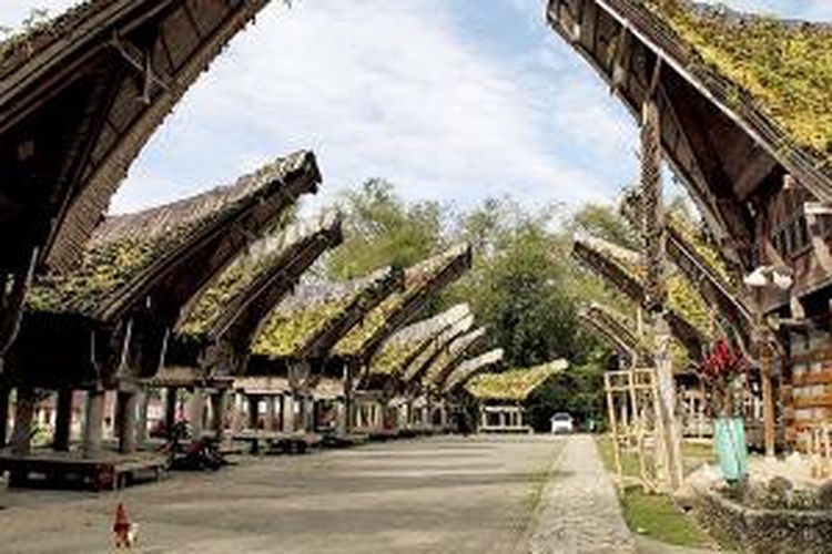 Tongkonan atau rumah adat yang berada di Ke'te Kesu, Toraja Utara, menjadi salah satu obyek menarik di wilayah ini. Tongkonan yang berusia ratusan tahun ini menjadi salah satu peninggalan sejarah di Toraja Utara.
