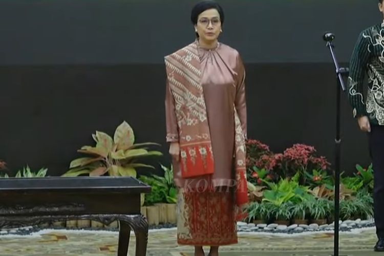 Sri Mulyani Tampil Anggun dengan Tunik dan Kain Batik Saat Sertijab Menkeu