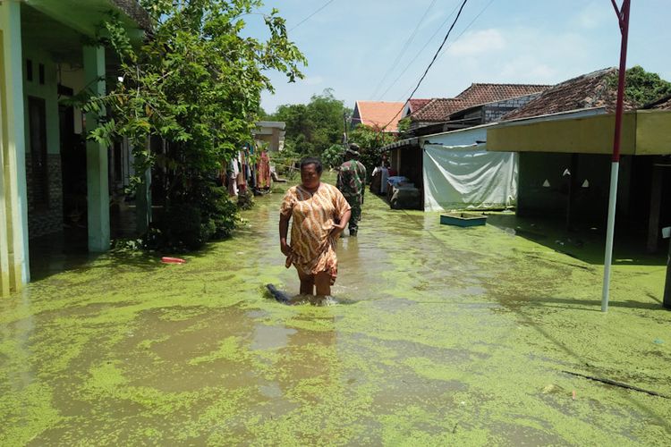 Banjir yang masih menggenang Dusun Cermen, Desa Cermen, Kecamatan Kedamean, Gresik, Jawa Timur, Selasa (25/10/2022).