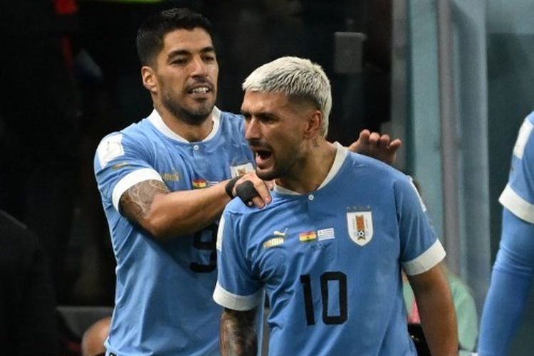 Giorgian de Arrascaeta (nomor 10) merayakan golnya bersama Luis Suarez pada laga Grup H Piala Dunia 2022 yang mempertemukan Ghana vs Uruguay di Al-Janaoub Stadium, Jumat (2/12/2022) malam WIB.