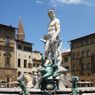 Turis Rusak Patung Neptunus di Florence Italia karena Mau Berfoto