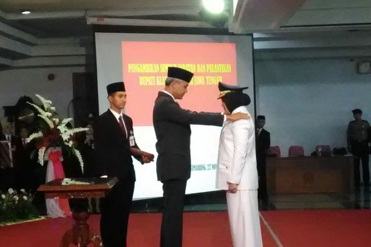 Gubernur Jateng Ganjar Pranowo melantik Bupati Klaten Sri Mulyani di Semarang, Senin (27/11/2017). Kepada Bupati Klaten baru itu, Ganjar berpesan agar melakukan reformasi birokrasi dan melawan semua bentuk praktik korupsi. 
