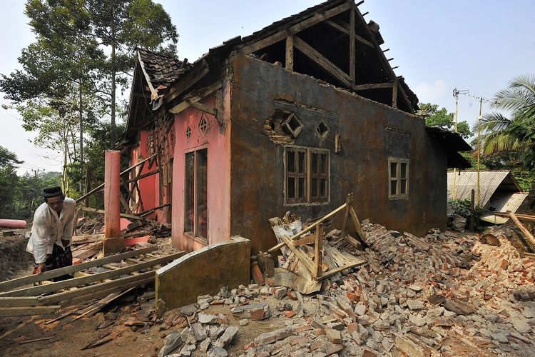 Warga memungut tiang kayu rumahnya yang rusak akibat diguncang gempa di Kampung Karoya, Mandalawangi, Pandeglang, Banten, Sabtu (3/8/2019). Menurut data BPBD Banten satu orang meninggal dan sebanyak 112 rumah rusak berat dan ringan dengan rincian di Lebak sebanyak 12 rumah, di Pandeglang 91 rumah, dan di Serang 9 rumah rusak akibat gempa berkekuatan 7,4 SR yang terjadi Jumat (2/8) malam. ANTARA FOTO/Asep Fathulrahman/ama.