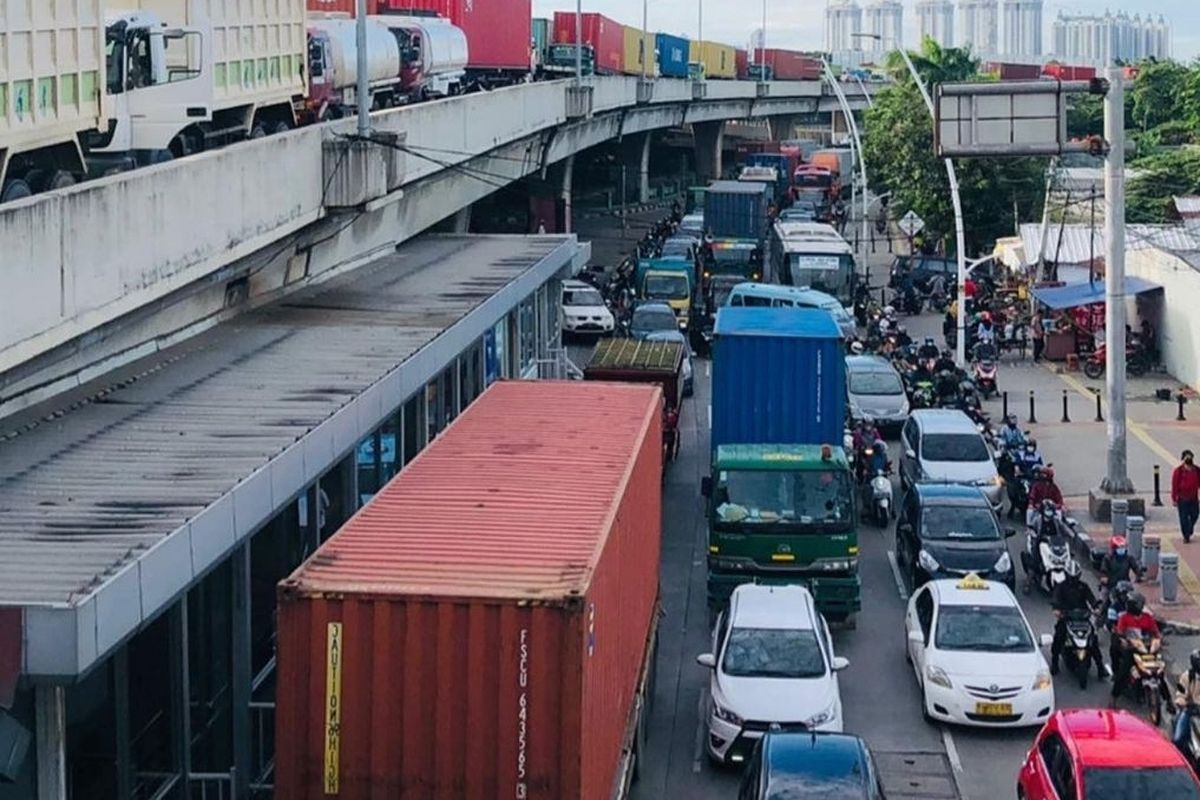 Kemacetan di Jalan Yos Sudarso, Tanjung Priok, Jakarta Utara, imbas kecelakaan truk di Cilincing, Jumat (21/1/2022).