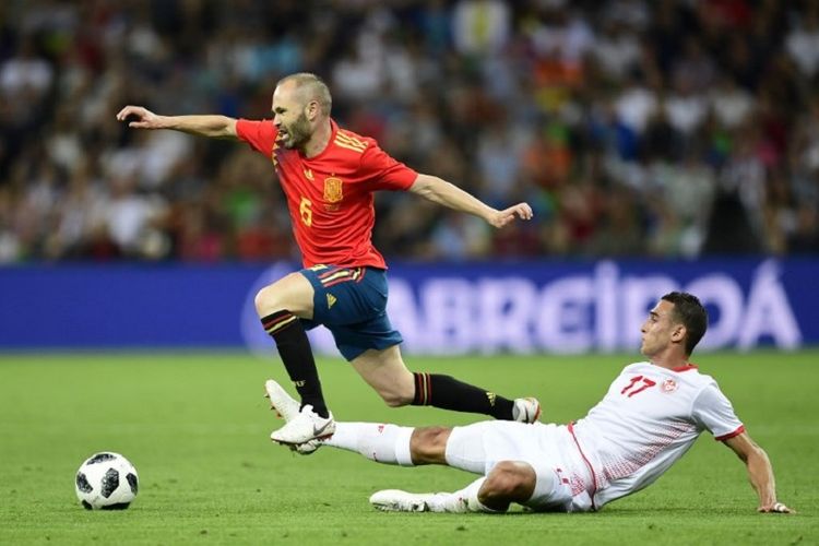Elyess Skhiri menjegal langkah Andre Iniesta pada laga uji coba Tunisia vs Spanyol di Krasnodar, 9 Juni 2018. 