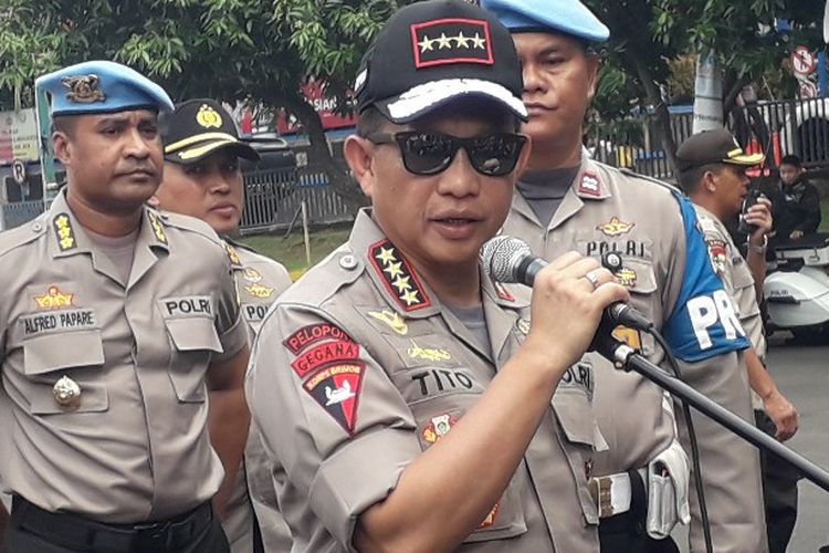 Kapolri Jenderal Pol Tito Karnavian mengimbau warga untuk tidak melakukan konvoi pada malam takbiran. 