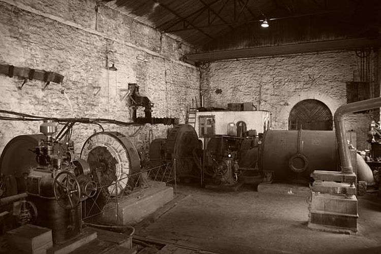 ilustrasi generator listrik, salah satu penemuan era revolusi industri.