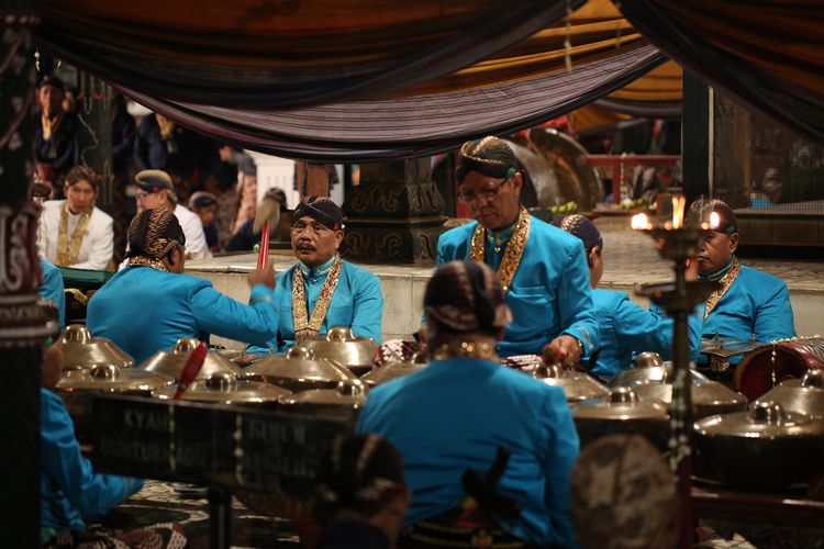 Sekaten adalah salah satu upacara adat Yogyakarta.