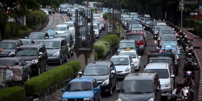 Kemacetan lalu lintas di Jalan HR Rasuna Said, Kuningan, Jakarta Selatan,  Senin (17/12/2012). Sejumlah kalangan berharap agar Pemerintah Provinsi DKI Jakarta memperbaiki transportasi massal sebelum menerapkan kebijakan ganjil-genap.