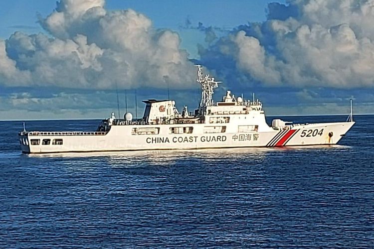 A Chinese Coast Guard vessel escorted out of the Exclusive Economic Zone by Indonesian maritime forces off the Riau Island, Monday (14/9/2020)