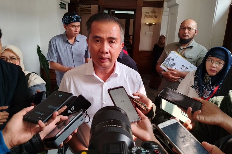 Pj Gubernur Jabar, Bey Machmudin usai rapat pimpinan di ruang Papandayan, Gedung Sate, Kota Bandung, Kamis (2/11/2023).