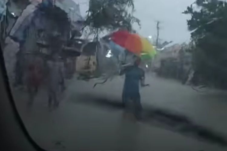 Detik-detik saat pria di Mamuju merusak mobil milik ketua DPC PBB saat hujan deras terjadi di Jalan Musa Karim, Kabupaten Mamuju, Sulawesi Barat, Selasa (13/8/2024).