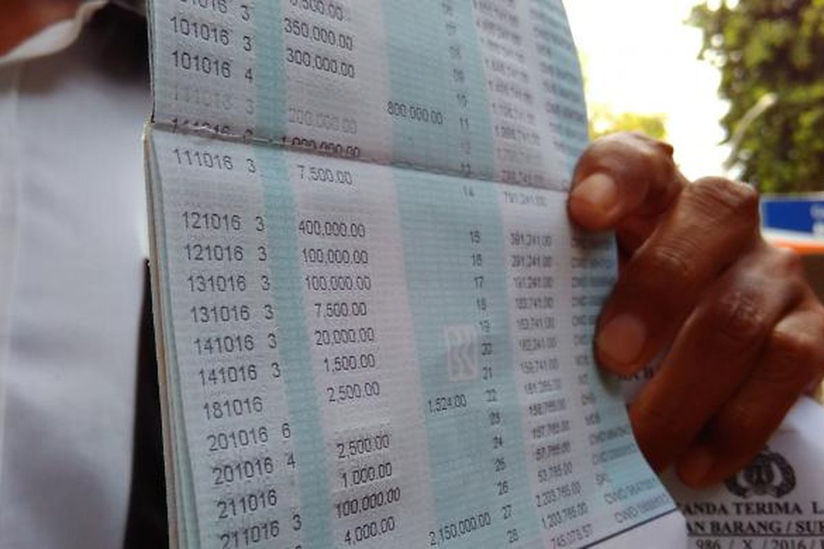 Salah satu nasabah Bank BRI di Kota Mataram menunjukkan buku tabungan, Senin (31/10/2016).