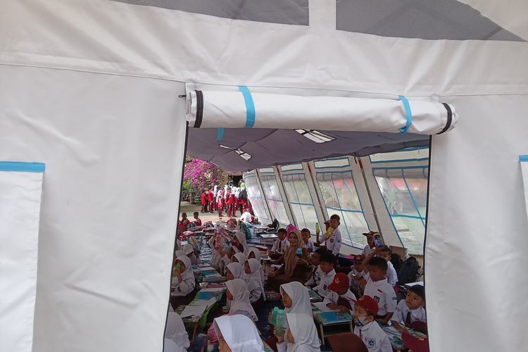 Ratusan murid SDN Sukatani, Cibeber, Kabupaten Cianjur, Jawa Barat, terpaksa belajar di tenda darurat, karena beberapa ruang kelas sekolah ini rusak diguncang gempabumi beberapa waktu lalu.