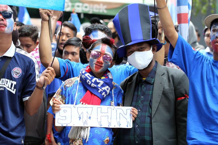 Aliansi Aremania Make Malang Great Again (MMGA) yang diikuti sekitar 2000 orang menggelar aksi damai bentuk kegerahan Aremania atas kasus dualisme yang sudah terjadi selama 9 tahun lamanya dari kawasan Patung Singa hingga Gedung DPRD Kota Baru Malang, Jawa Timur, Senin (16/11/2020) siang. 