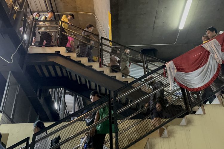 Kelelahan Usai Berdesakan, Pengunjung HUT RI Pilih Istirahat di Stasiun Juanda