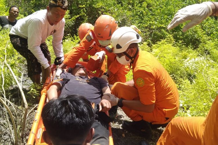 Proses evakuasi korban jatuh dari tebing setinggi 7 meter di Desa Jimbaran, Kuta Selatan. 