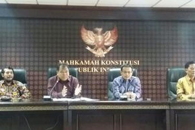Wakil Ketua Mahkamah Konstitusi, Anwar Usman dan Ketua Mahkamah Konstitusi Arief Hidayat (paling kiri ke kanan) di media center MK, Rabu (30/12/2015)