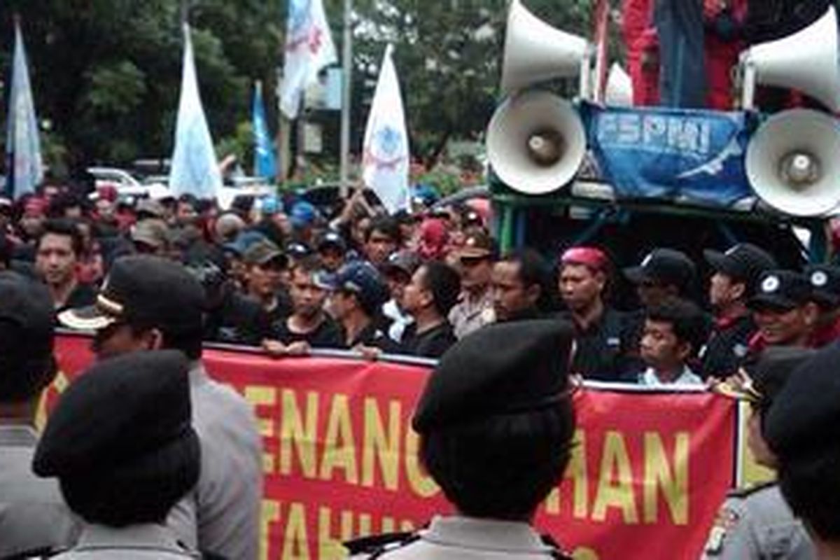 Aksi unjuk rasa elemen buruh dari Federasi Serikat Pekerja Metal Indonesia (FSPMI) di Mapolda Metro Jaya, Rabu (16/1/2013)