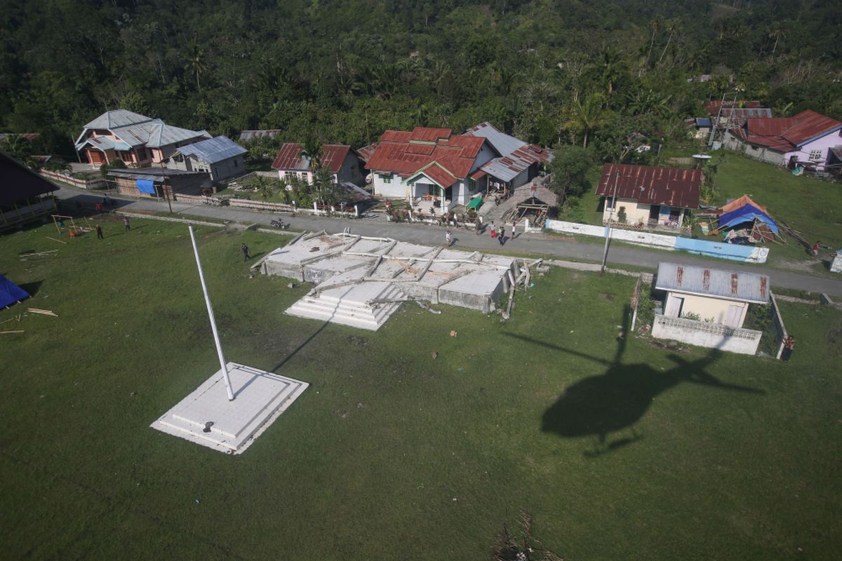 Anggota TNI menggunakan helikopter Mi-17 V-5 Skadron 31/Serbu Pusat Penerbangan Angkatan Darat Semarang menyalurkan bantuan logistik ke Desa Bolapapu, Kecamatan Kulawi, Kabupaten Sigi, Sulawesi Tengah, Kamis (4/10/2018). Desa ini adalah salah satu desa terdampak gempa Palu yang masih terisolir melalui jalur darat.