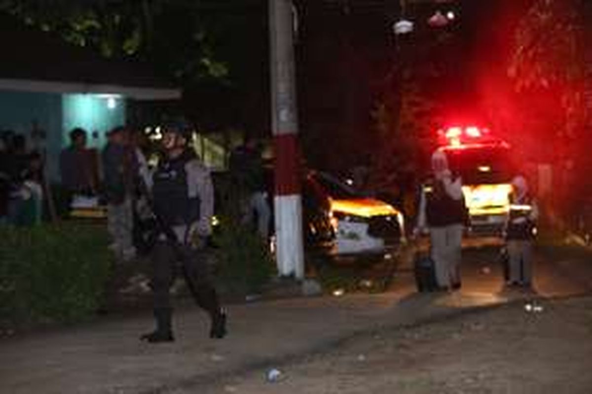 Suasana saat penggerebekan terduga teroris di salah satu kontrakan di kecamatan Setu, Tangerang Selatan. Rabu (21/12/2016). Tiga orang terduga teroris meninggal dalam proses penggerebekan yang dilakukan Densus 88.