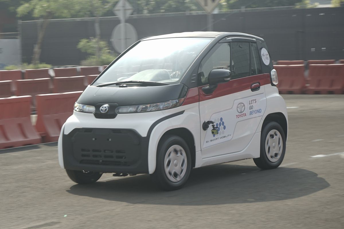 Toyota C+ Pod kendaraan listrik dua penumpang yang menarik. Kompas.com mencoba di area terbatas meski sangat disayangkan mobil ini tidak dijual di Indonesia