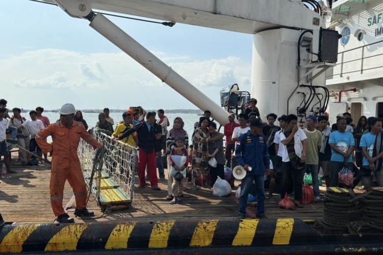Korban Selamat KM Mutiara Sentosa 2 Tiba di Pelabuhan Tanjung Perak Surabaya