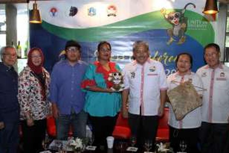 Ketua Penyelenggara TAFISA Games 2016 Hayono Isman bersama Deputi 2 Jatgoc Bidang Permainan Tradisional Sari Madjid, Sekretaris Deputi IV Wijono Pontjowinoto dan para Deputy penyelenggara TAFISA Games 2016 berfoto bersama saat Press Conference TAFISA Games 2016 di Jakarta.