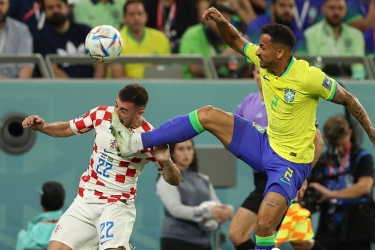 Bek timnas Brasil Danilo (kanan) melanggar defender Kroasia Josip Juranovic dalam laga perempat final Piala Dunia 2022 di Stadion Education City, Al Rayyan, Qatar, Jumat (9/12/2022) malam WIB.