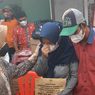 Mensos Risma Beri Bantuan Warga Terdampak Tanah Longsor di Semarang, Ibu Korban Menangis