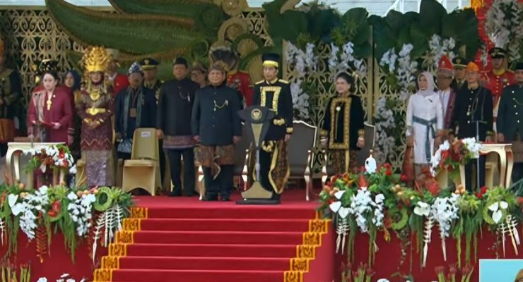 Kala Jokowi Turun Mimbar Serahkan Bendera Merah Putih Saat Upacara HUT RI di IKN...